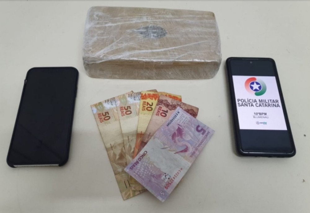 Homem com mandado de prisão em aberto é preso pela polícia traficando crack em Blumenau