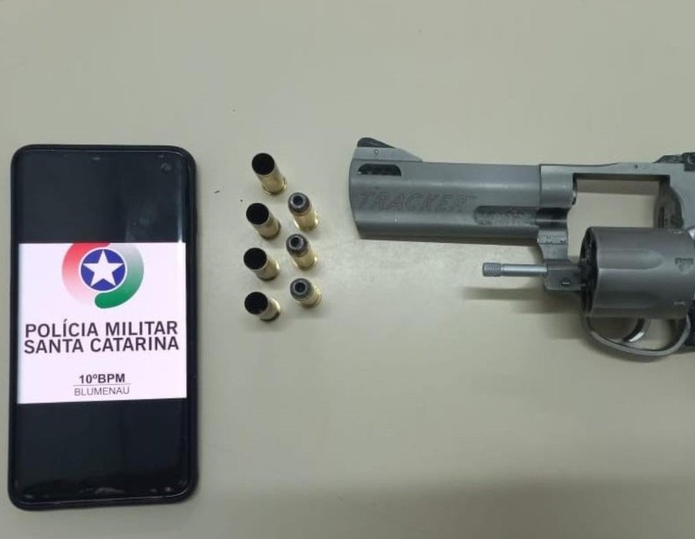 Suspeito esconde revólver em lugar inusitado ao perceber a chegada da Polícia no bairro Passo Manso, em Blumenau