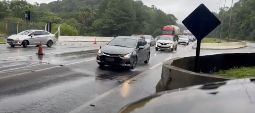 Trecho da BR-376 entre PR e SC é liberado após mais de 12 horas de bloqueio