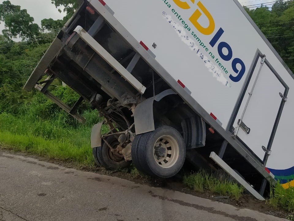 Caminhão de logística e transporte fica pendurado para fora da pista na BR 470, em Indaial