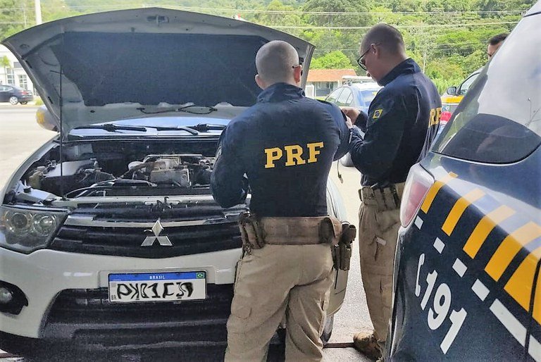PRF recupera caminhonete furtada que circulava clonada em Itapema