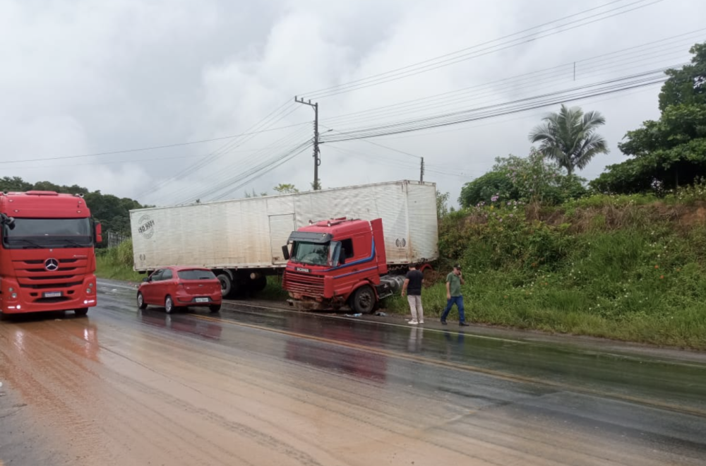 Acidente na BR-470 em Blumenau deixa trânsito comprometido após batida entre carreta e van