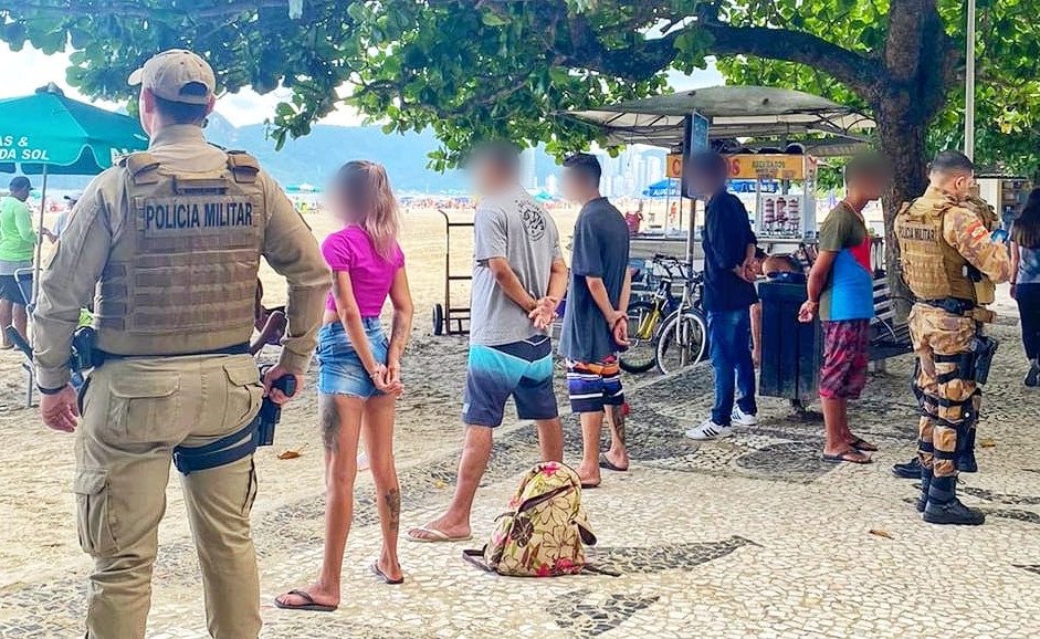 Suspeitos de traficar drogas na Praia Central de Balneário Camboriú são presos