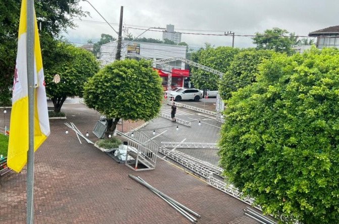 Montagem de estrutura para Festa de Aniversário de Gaspar altera trânsito na cidade