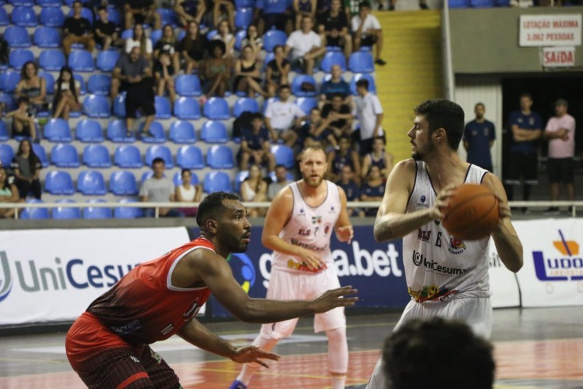 Basquete Blumenau vence o Osasco e assume a liderança de conferência no Brasileirão