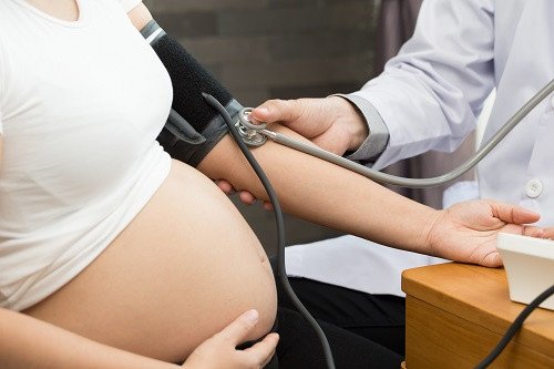 Grávida que teve bebê em casa após falha de hospital será indenizada em Balneário Camboriú