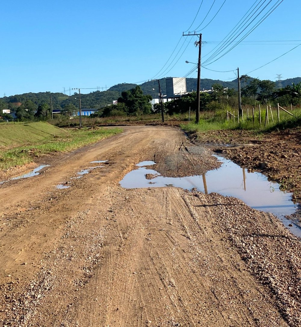 Moradores de Gaspar cobram manutenção em rua