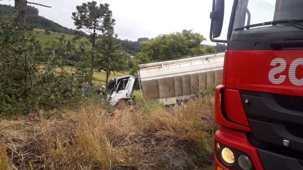 Acidente entre dois caminhões deixa motorista ferido na SC-350 no Alto Vale