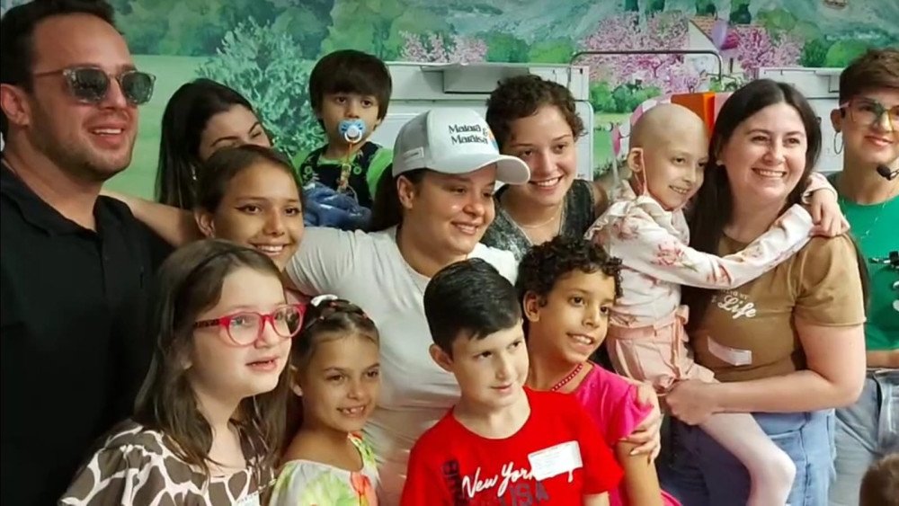 Cantora sertaneja Maiara, que faz dupla com Maraísa, visita oncologia infantil do Hospital Santo Antônio em Blumenau