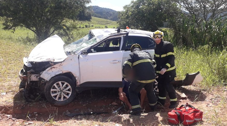Três homens são hospitalizados após carro capotar na BR-470 em Gaspar