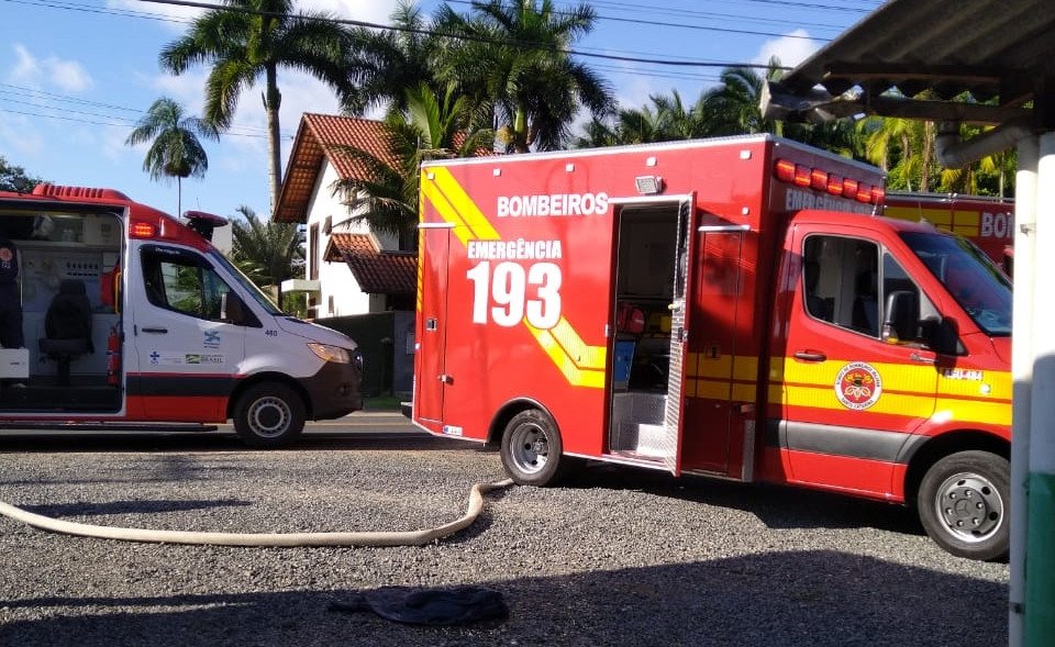 Idoso sofre queimaduras após kitnet ser atingida por incêndio em Timbó