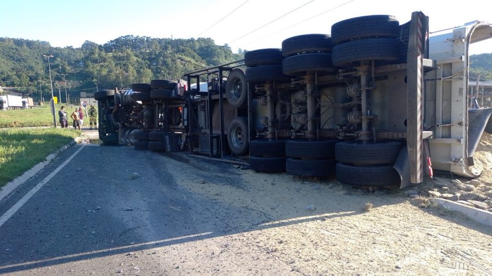 Vídeo: Carreta tomba na BR-470 em Ibirama e motorista fica ferido