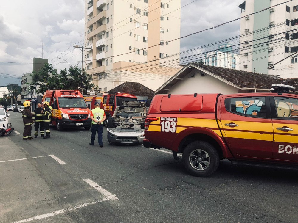 Carro capota após bater contra veículo estacionado e interdita a Rua Joinville em Blumenau