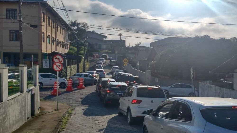 Vídeo: Alterações no trânsito causam congestionamento na região da Velha Central pelo segundo dia