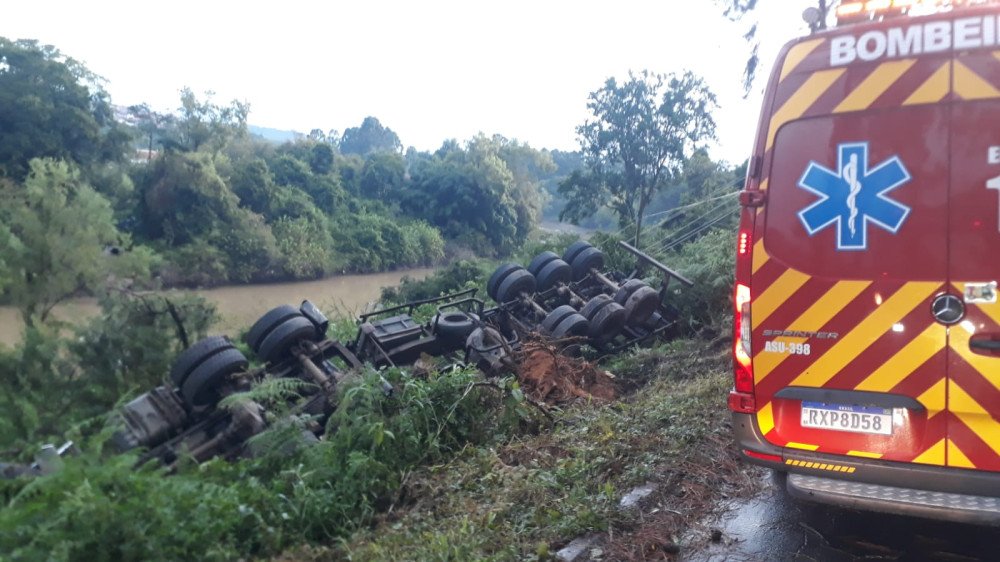 Carreta tomba em ribanceira e motorista é resgatado com segurança após risco de choque elétrico em Rio do Sul