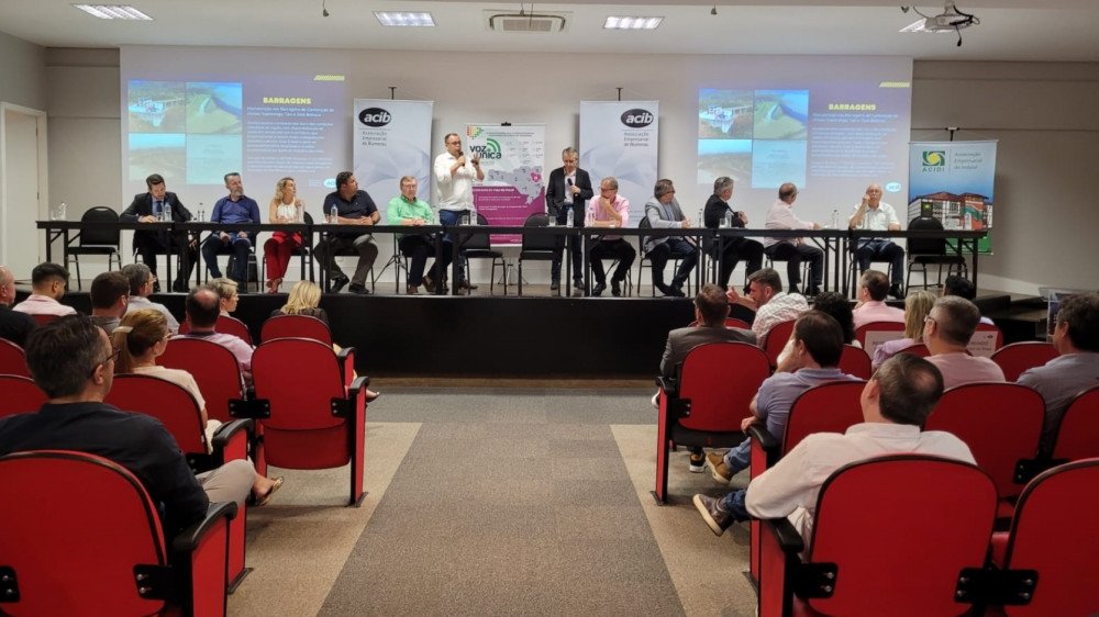 Entidades e políticos discutem demandas para região do Vale Europeu em reunião