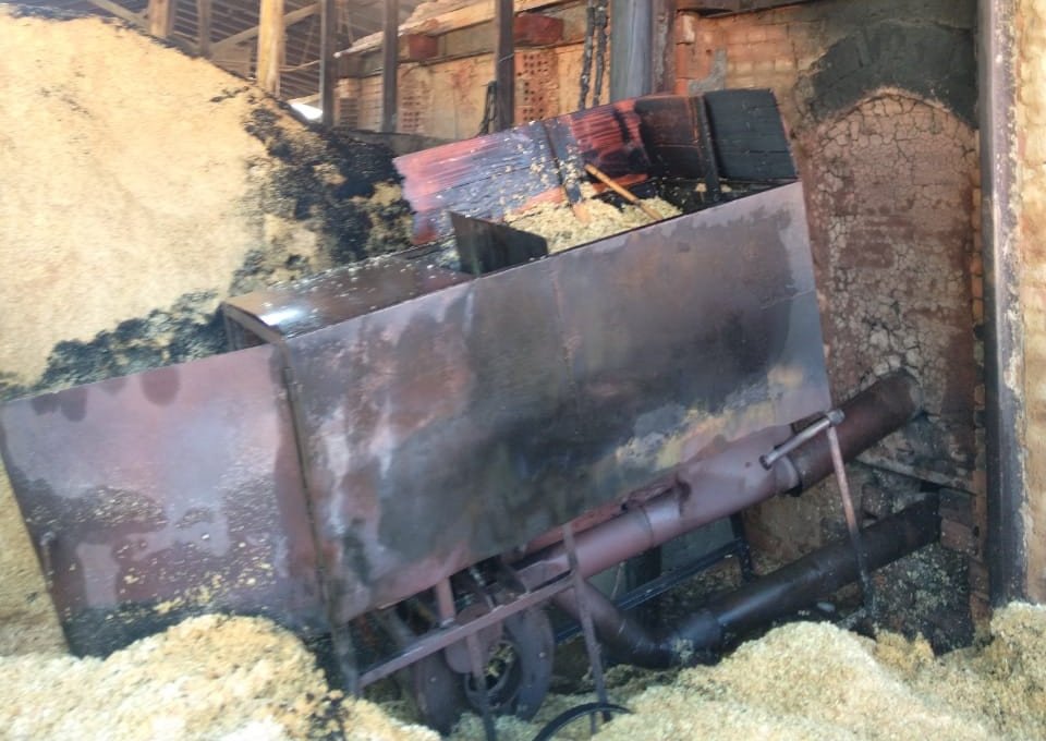 Incêndio atinge máquina de olaria e mobiliza o Corpo de Bombeiros em Timbó