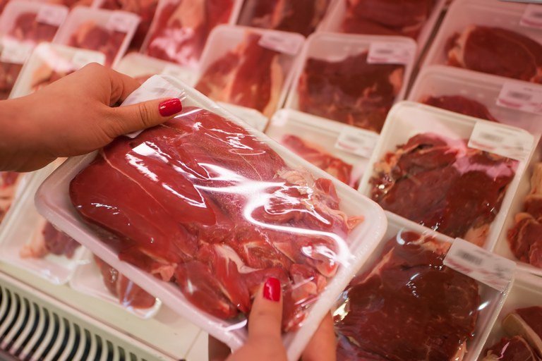 Homem rouba carne e agride funcionário até ser preso pela polícia em Blumenau