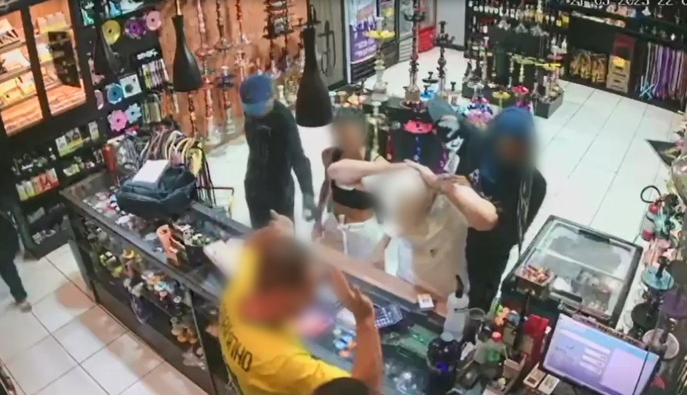 Trio assalta tabacaria em Blumenau; vídeo registra ação dos criminosos