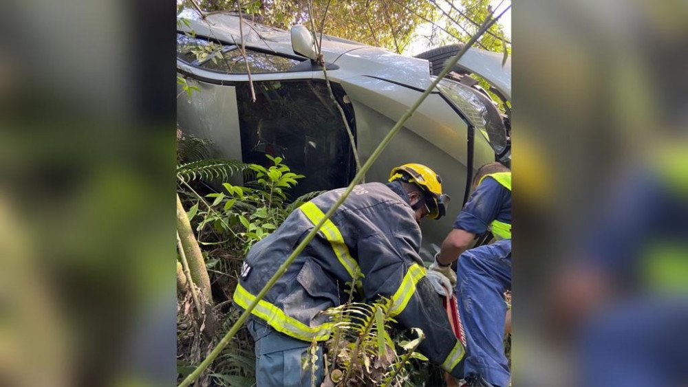 Motorista é resgatada após carro bater em poste e quase cair em ribanceira em Guabiruba