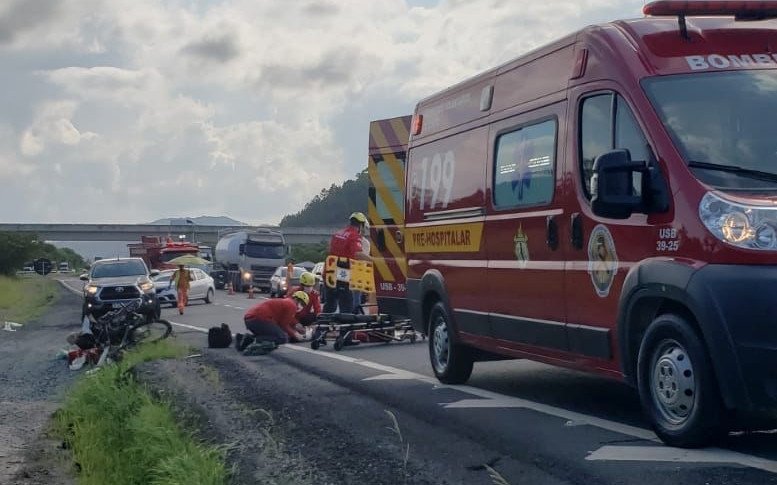 Ciclista fica gravemente ferido após acidente com caminhonete na BR-470 em Ilhota