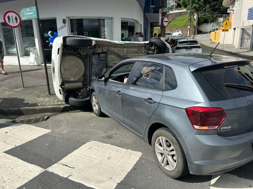 Acidente de trânsito na região central de Blumenau deixa carro tombado na pista