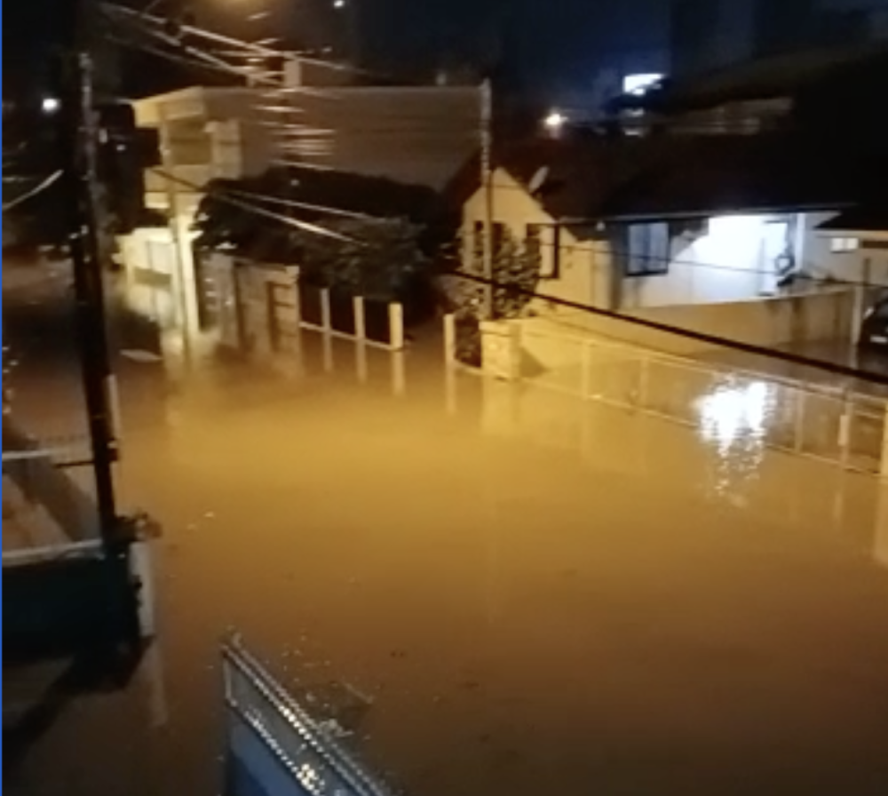 Vídeo: Chuva causa transtornos em Itapema com alagamentos, quedas de árvores e deslizamentos