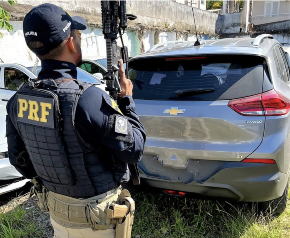 Carro furtado no Paraná é recuperado na BR-101 em Balneário Camboriú