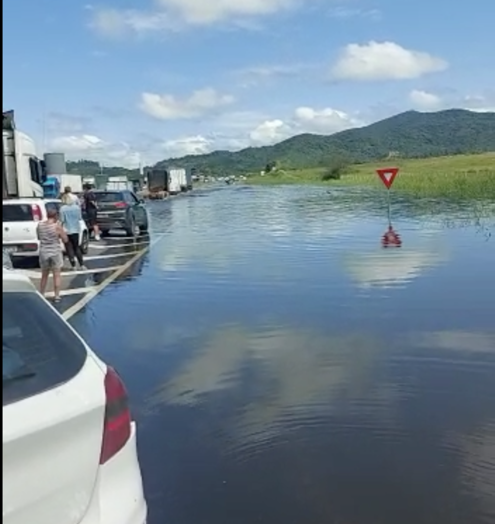 Vídeo: Motorista ainda enfrenta congestionamento em trecho alagado na BR-470 nesta quinta
