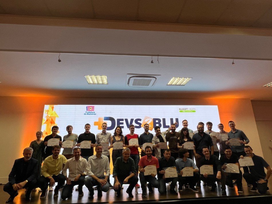 Cerimônia forma 100 novos profissionais e abre 3ª edição do Programa +Devs2Blu