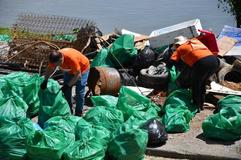 Voluntários se juntam para recolher lixo de rios em Blumenau