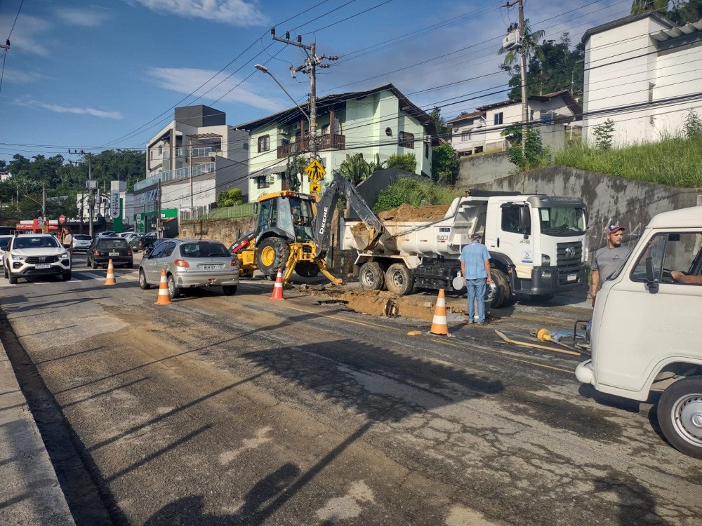 Rompimento de adutora afeta trânsito e abastecimento de água na Rua Benjamin Constant em Blumenau