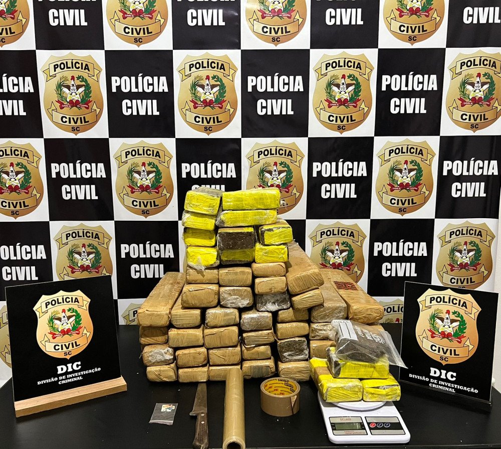Casal é preso por tráfico de drogas em Blumenau; No carro foram encontrados mais de 35 kg de maconha
