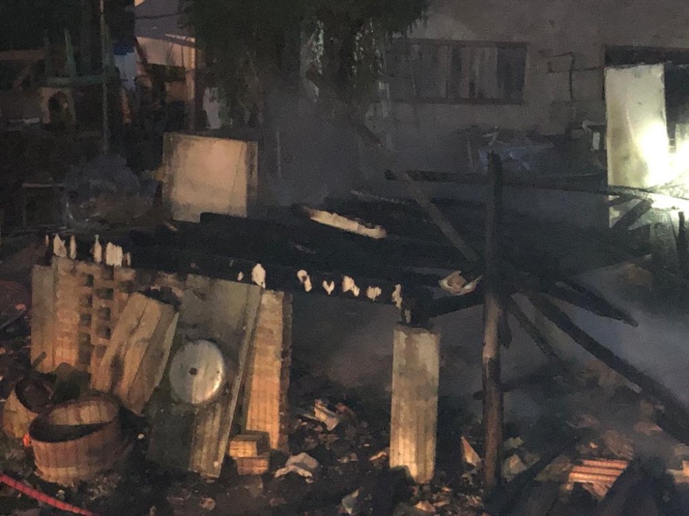 Casa de madeira fica destruída após incêndio no bairro Itoupava Central