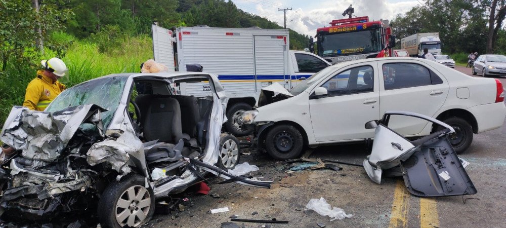 Três pessoas morrem em acidente envolvendo três veículos na BR-470 em Indaial