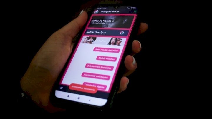 Mulher com medida protetiva aciona botão do pânico e homem é preso em Navegantes