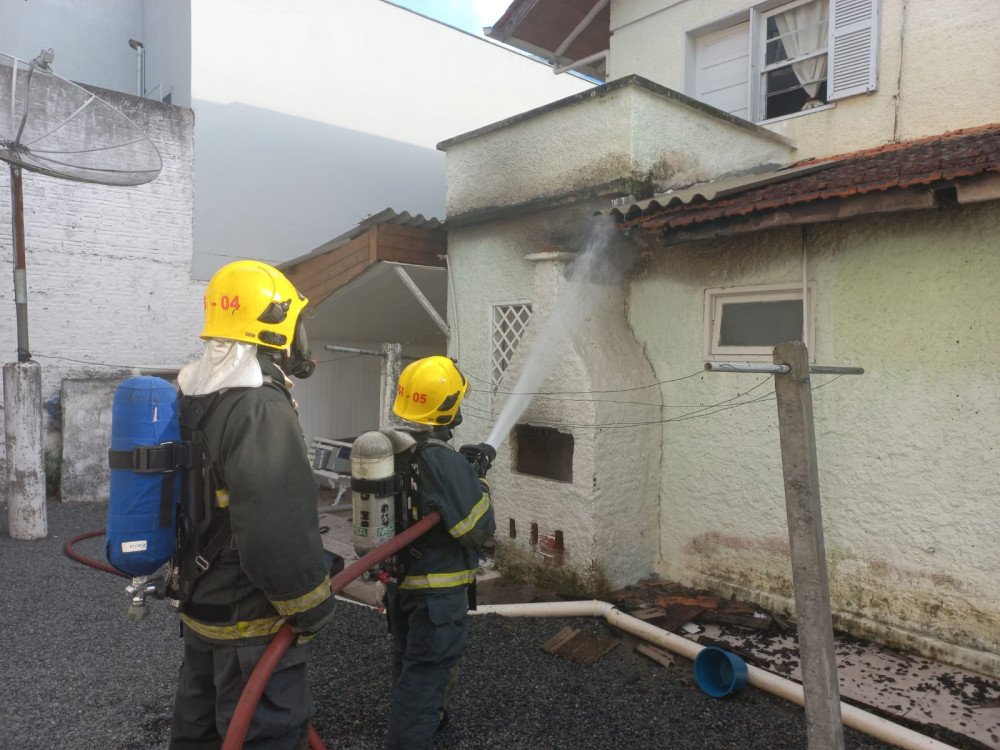 Princípio de incêndio é controlado pelos bombeiros nesta segunda-feira em Gaspar