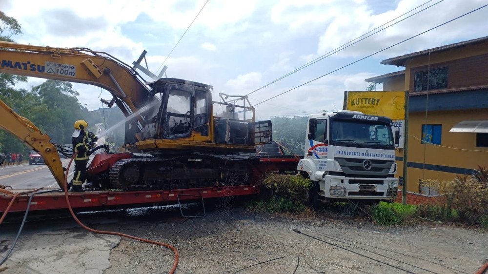 Retroescavadeira pega fogo após caminhão bater contra poste em Taió