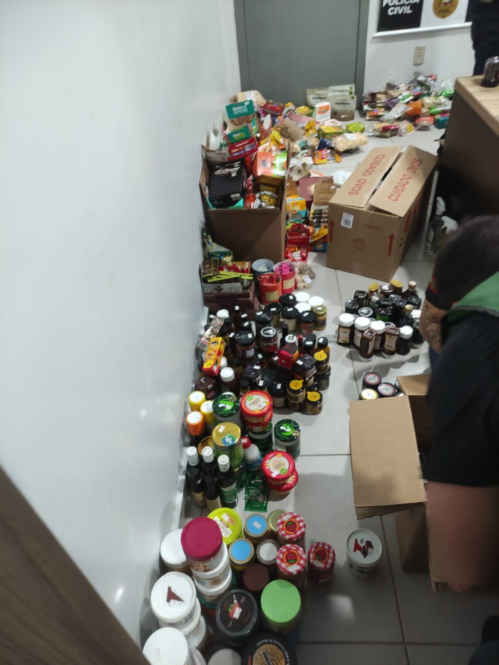 Proprietária de loja de produtos naturais é presa por vender produtos vencidos em Ascurra