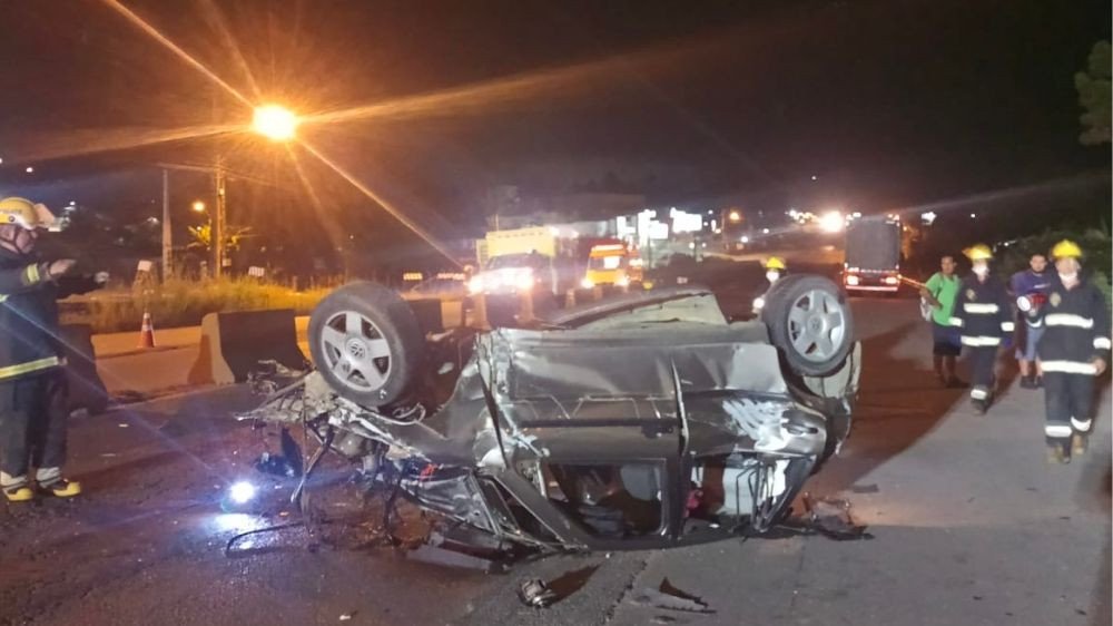 Carro fica destruído em acidente na BR-470 em Indaial; veja fotos