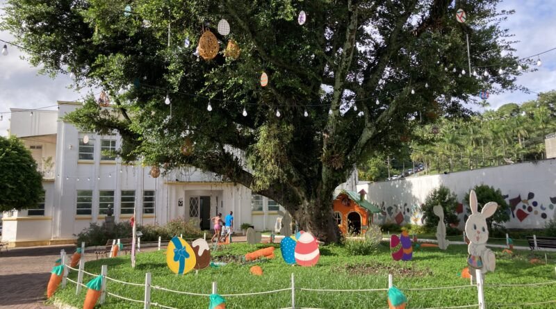 Mesmo parafusada, decoração de Páscoa da praça do Centro é furtada em Gaspar