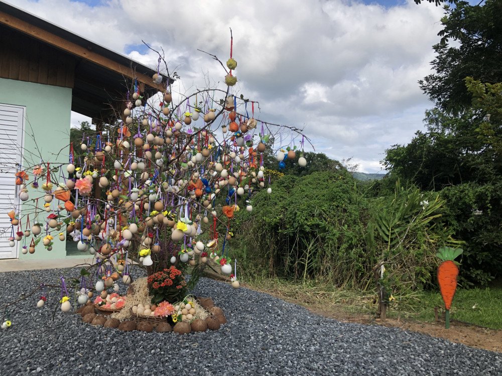 Páscoa: Osterbaum com mais de 400 casquinhas de ovos vence concurso da Rota do Enxaimel em Pomerode