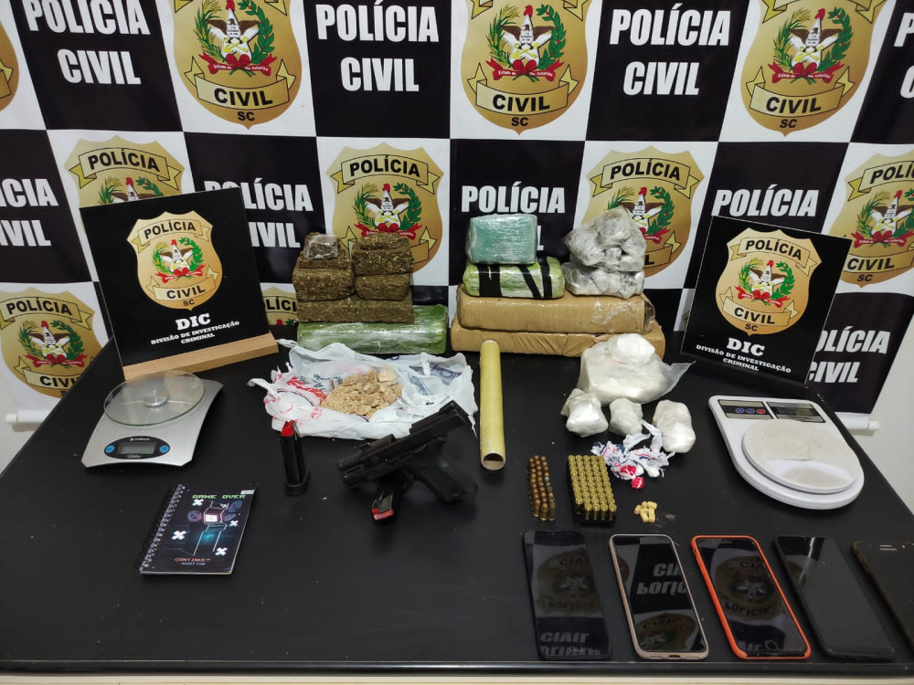 Flagrante: Polícia Civil estoura ponto de tráfico de drogas em Timbó