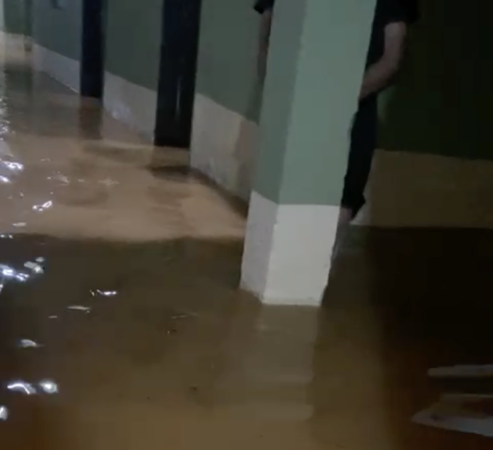 Vídeo: Chuva causa alagamento e invade casas na Rua Maracajá, em Blumenau, novamente