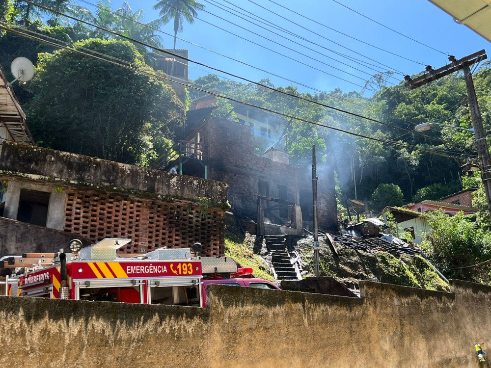 Incêndio destrói casa em Blumenau e moradores perdem tudo; saiba como ajudar