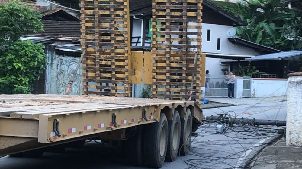 Caminhão derruba poste e interdita rua no bairro Glória em Blumenau