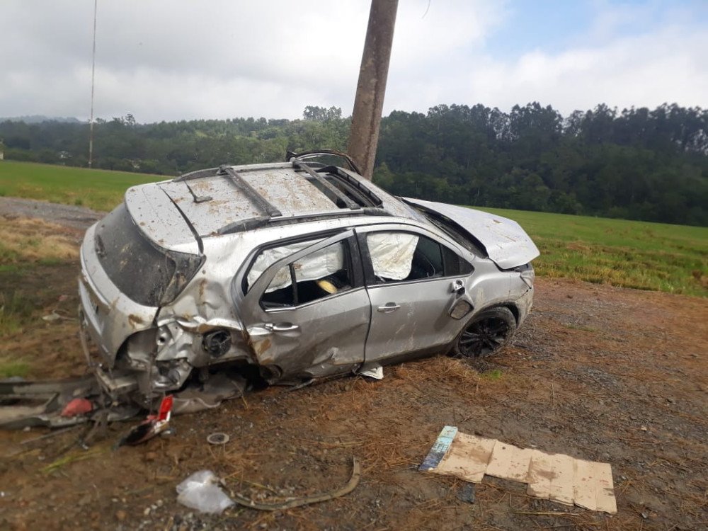 Homem morre e mulher fica gravemente ferida após carro bater contra poste em Rio do Sul