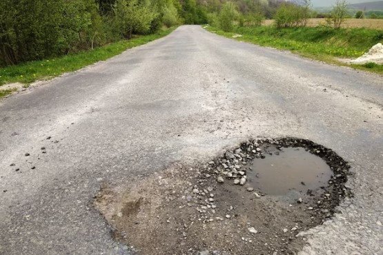 Estado vai ter que pagar van após veículo sofrer perda total ao cair em buraco de na SC-440