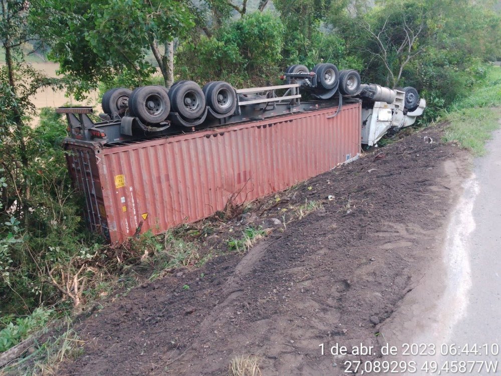 Trecho da BR-470 será interditado para retirada de carreta que tombou em Apiúna