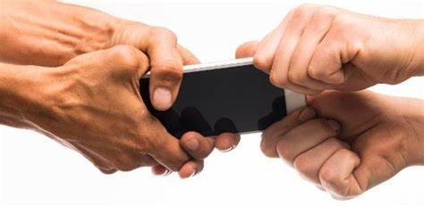 Homem rouba celular no centro de Blumenau e tenta vender por R$ 50; entenda